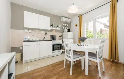 Kuhinja ili čajna kuhinja u objektu Three-Bedroom Apartment In Rogoznica