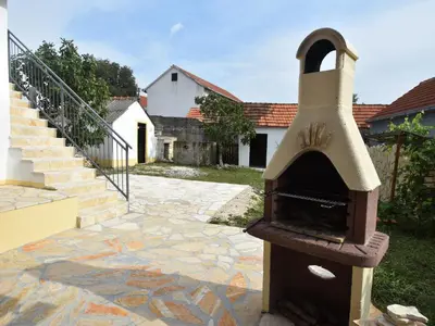 Zgrada u kojoj se nalazi vikendica