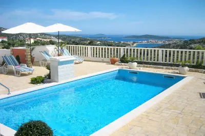 Bazen u objektu Family-friendly apartments with swimming pool Dvornica - Rogoznica - 11470 ili u blizini