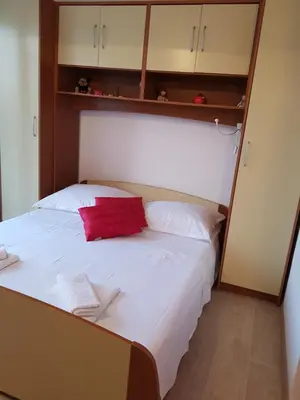 Krevet ili kreveti u jedinici u objektu Beach apartment Ana - Wake up to the sea, balcony, terrace, garden & parking, Murter - Dalmatia