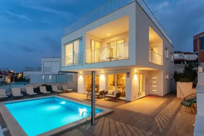 Bazen u objektu Luxury Villa Emily ili u blizini