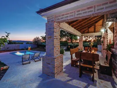 Bazen u objektu Dalmatian stone house with pool ili u blizini