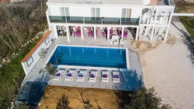 Bazen u objektu Holiday Home 