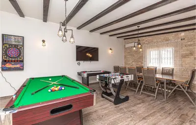 Stol za biljar u objektu Pet Friendly Home In Dubrava