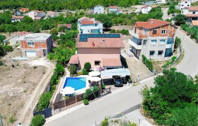 Okolica vikendica ili susjedstvo u blizini