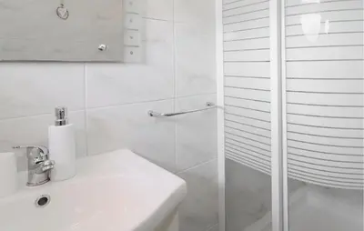 Kupaonica u objektu 4 Bedroom Nice Home In Sibenik