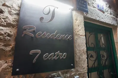 Certifikat, nagrada, logo ili neki drugi dokument izložen u objektu Residence Teatro