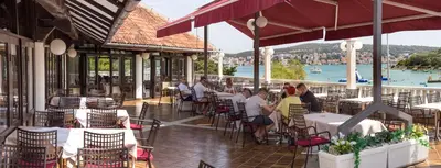 Pogled na rijeku u blizini turističkih naselja