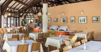 Restoran ili neka druga zalogajnica u objektu Victoria Mobilehome Jezera Village Holiday Resort