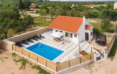 Bazen u objektu Three-Bedroom Holiday Home In Unesic ili u blizini