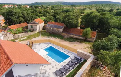 Bazen u objektu Three-Bedroom Holiday Home In Unesic ili u blizini