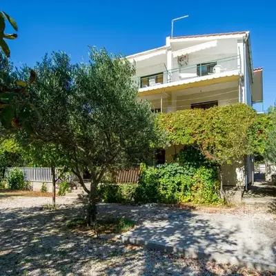 Apartments by the sea Grebastica