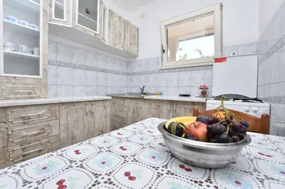 Kuhinja ili čajna kuhinja u objektu Apartments and Rooms Jakov