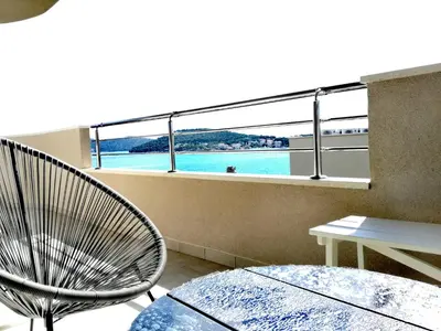 Bazen u objektu Quiet Family Apartments 30m from Beach Rogoznica Maiv Residence Zatoglav ili u blizini