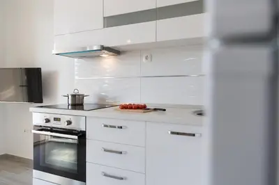 Kuhinja ili čajna kuhinja u objektu Quiet Family Apartments 30m from Beach Rogoznica Maiv Residence Zatoglav