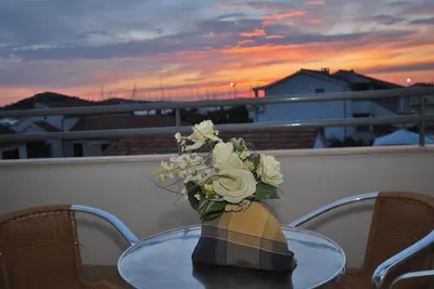 Pogled na izlazak ili zalazak sunca iz apartmana