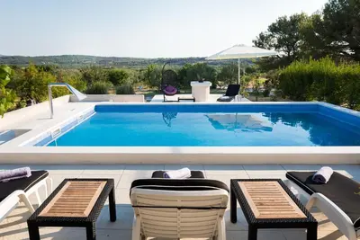 Bazen u objektu Villa Solitude ili u blizini
