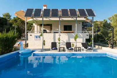 Bazen u objektu Villa Solitude ili u blizini