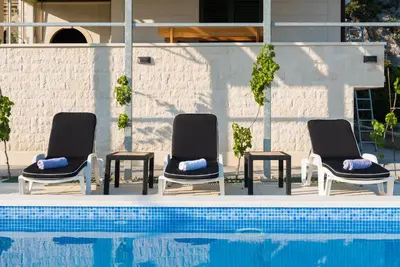 Bazen u objektu Villa Solitude ili u blizini