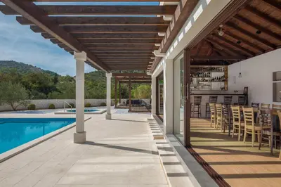 Bazen u objektu Villa DIVA Holiday House ili u blizini