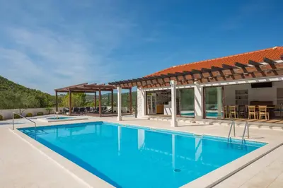 Bazen u objektu Villa DIVA Holiday House ili u blizini