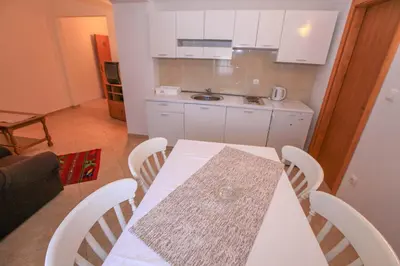 Kuhinja ili čajna kuhinja u objektu Apartments Lola