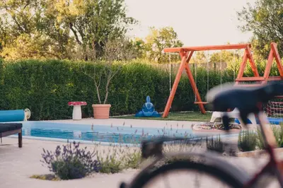 Bazen u objektu Cozy country home with heated outdoor pool ili u blizini