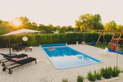 Bazen u objektu Cozy country home with heated outdoor pool ili u blizini