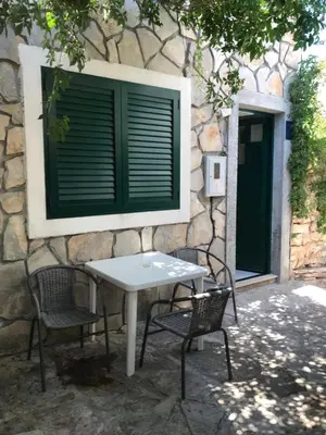 Popločani dio dvorišta ili vanjski dio objekta Stone House Center