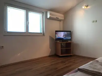 TV i/ili zabavni centar u objektu Stone House Center