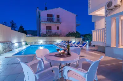 Bazen u objektu Apartments Pralija ili u blizini