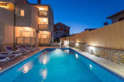 Bazen u objektu Apartments Pralija ili u blizini