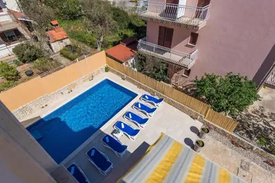 Bazen u objektu Apartments Pralija ili u blizini