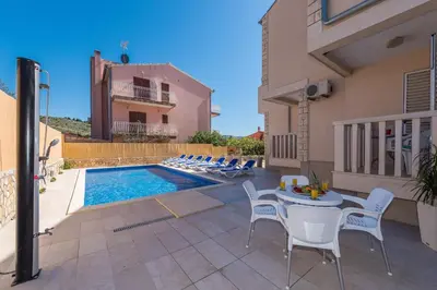 Bazen u objektu Apartments Pralija ili u blizini