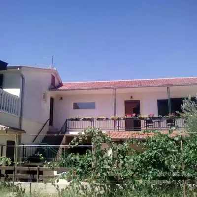 Apartments with parking space Pirovac