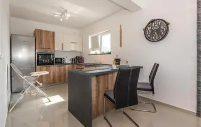 Kuhinja ili čajna kuhinja u objektu Four-Bedroom Holiday Home In Skradin-Dubavice