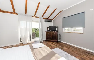 TV i/ili zabavni centar u objektu Four-Bedroom Holiday Home In Skradin-Dubavice