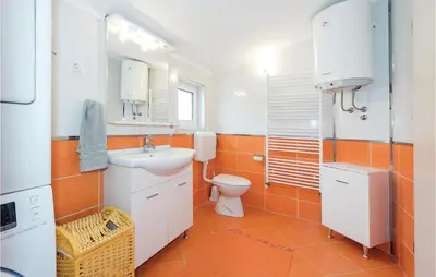 Kupaonica u objektu Three-Bedroom Holiday Home In Sibenik