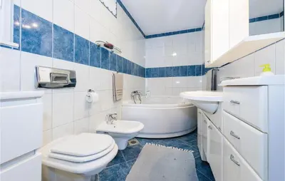 Kupaonica u objektu Three-Bedroom Holiday Home In Sibenik