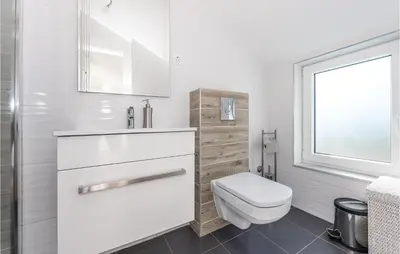 Kupaonica u objektu Four-Bedroom Holiday Home In Sibenik