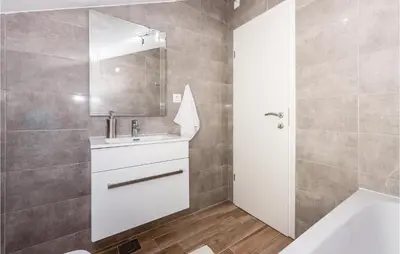 Kupaonica u objektu Four-Bedroom Holiday Home In Sibenik