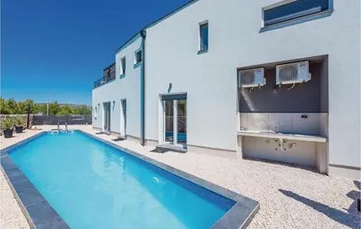 Bazen u objektu Four-Bedroom Holiday Home In Sibenik ili u blizini