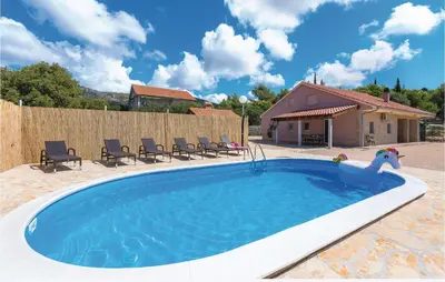 Bazen u objektu Three-Bedroom Holiday Home In Dubrava ili u blizini