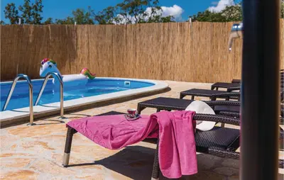 Bazen u objektu Three-Bedroom Holiday Home In Dubrava ili u blizini