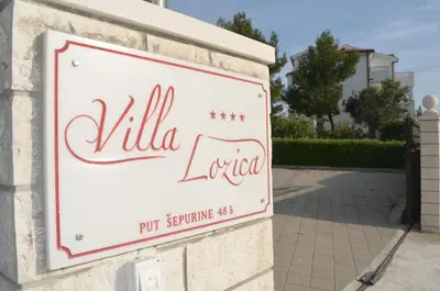 Certifikat, nagrada, logo ili neki drugi dokument izložen u objektu Villa Lozica