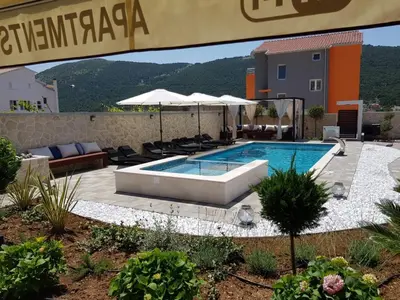 Bazen u objektu House Grebastica (886) ili u blizini