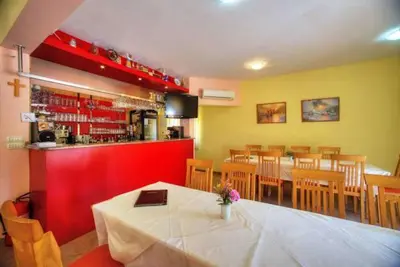 Restoran ili neka druga zalogajnica u objektu Villa D&I