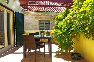 Popločani dio dvorišta ili vanjski dio objekta Medulić Palace Rooms & Apartments