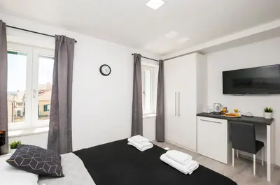 TV i/ili zabavni centar u objektu Apartments and Rooms Adriatic Suites