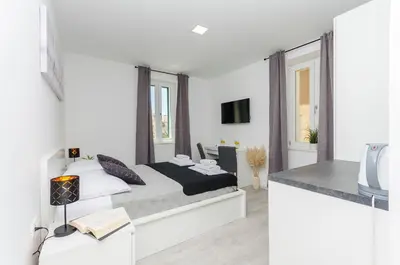 TV i/ili zabavni centar u objektu Apartments and Rooms Adriatic Suites